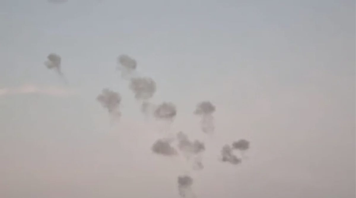 Humo de los cohetes interceptados en el cielo gris sobre Kfar Aza.