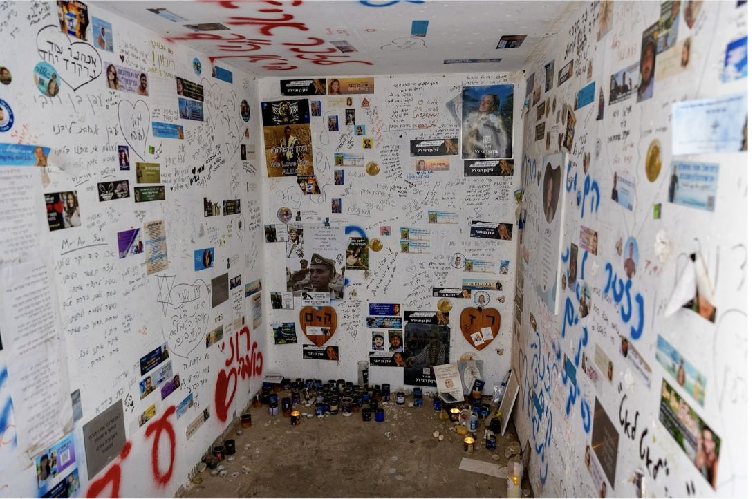 El interior del refugio, con las paredes cubiertas de fotos, mensajes y corazones en memoria de los asesinados.